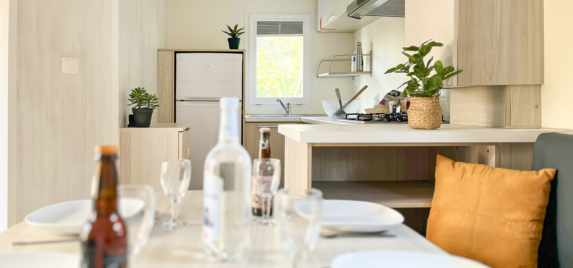Camping porto vecchio bungalow MH4CH tribu cuisine table